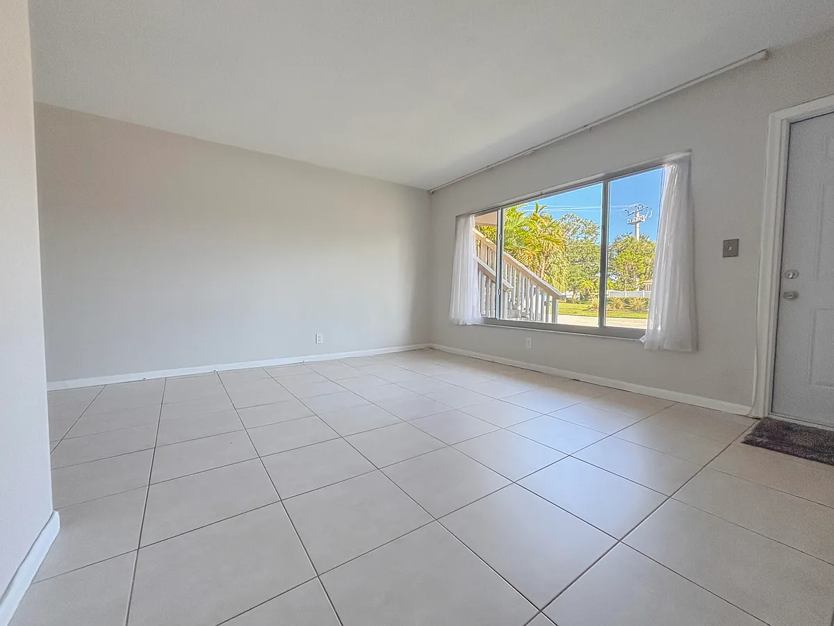 Building Photo - 2141 NE 41st St #3