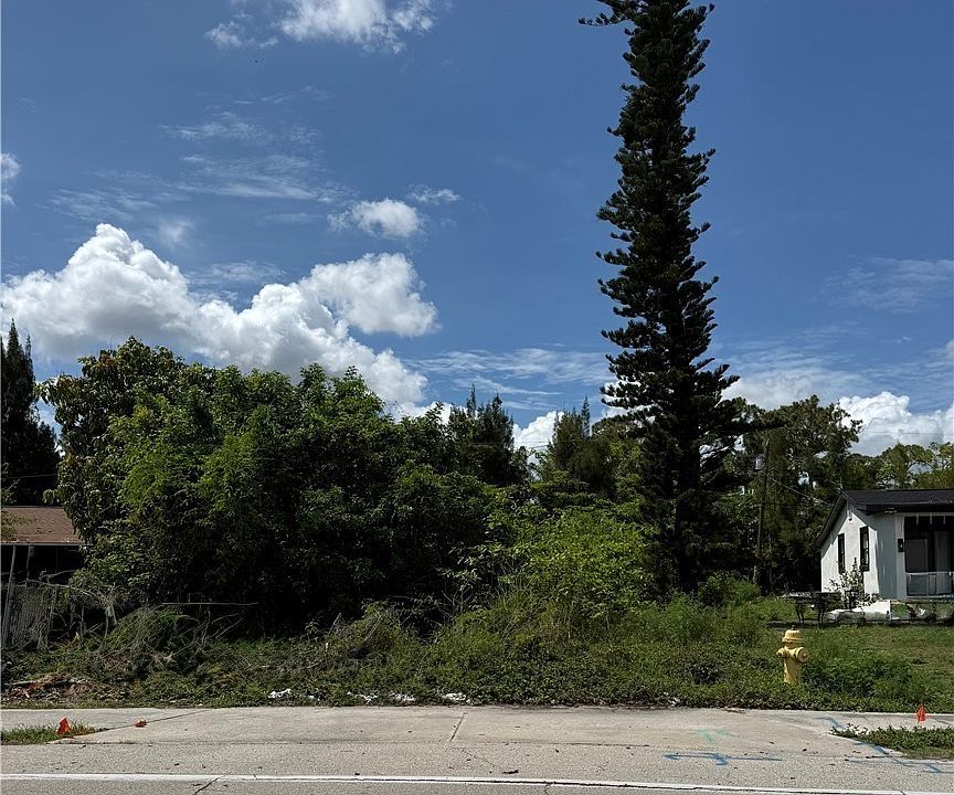 2nd image of 1818 Cypress Dr
