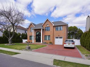 63 Villa St, Roslyn Heights, NY 11577