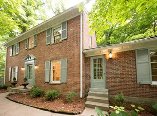 720 Blankenbaker Ln, Indian Hills, KY 40207