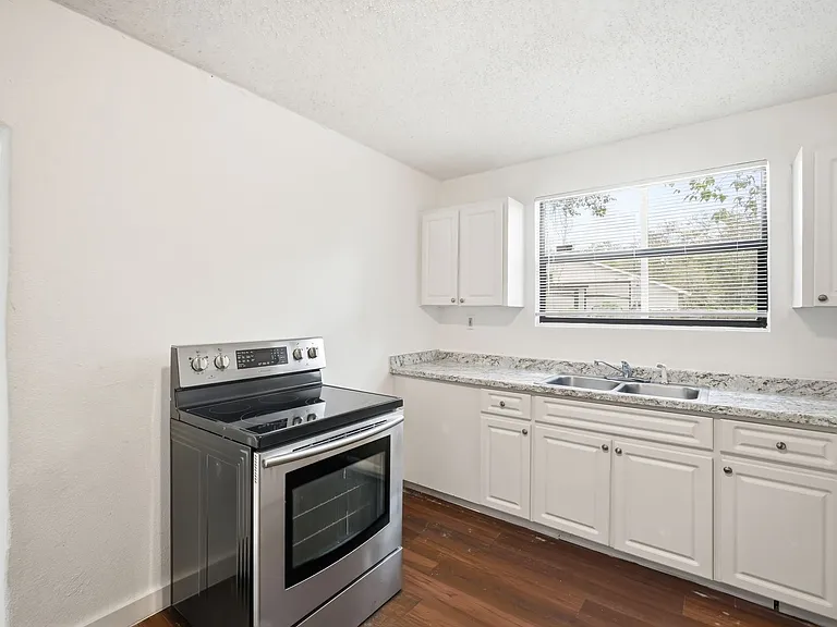10019 N Jasmine Ave — Photo 9