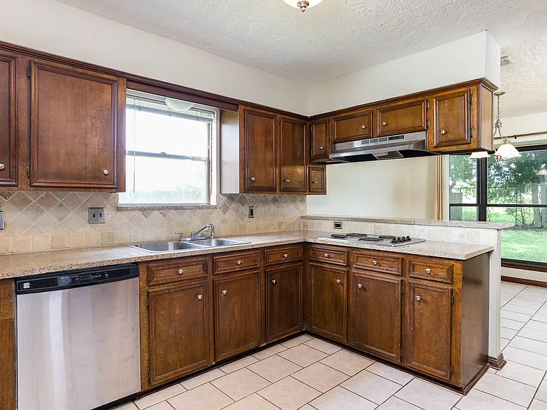 1226 Ferndale Dr — Photo 13
