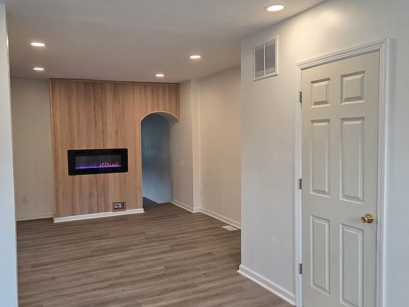3rd image of 433 Pine St House 433