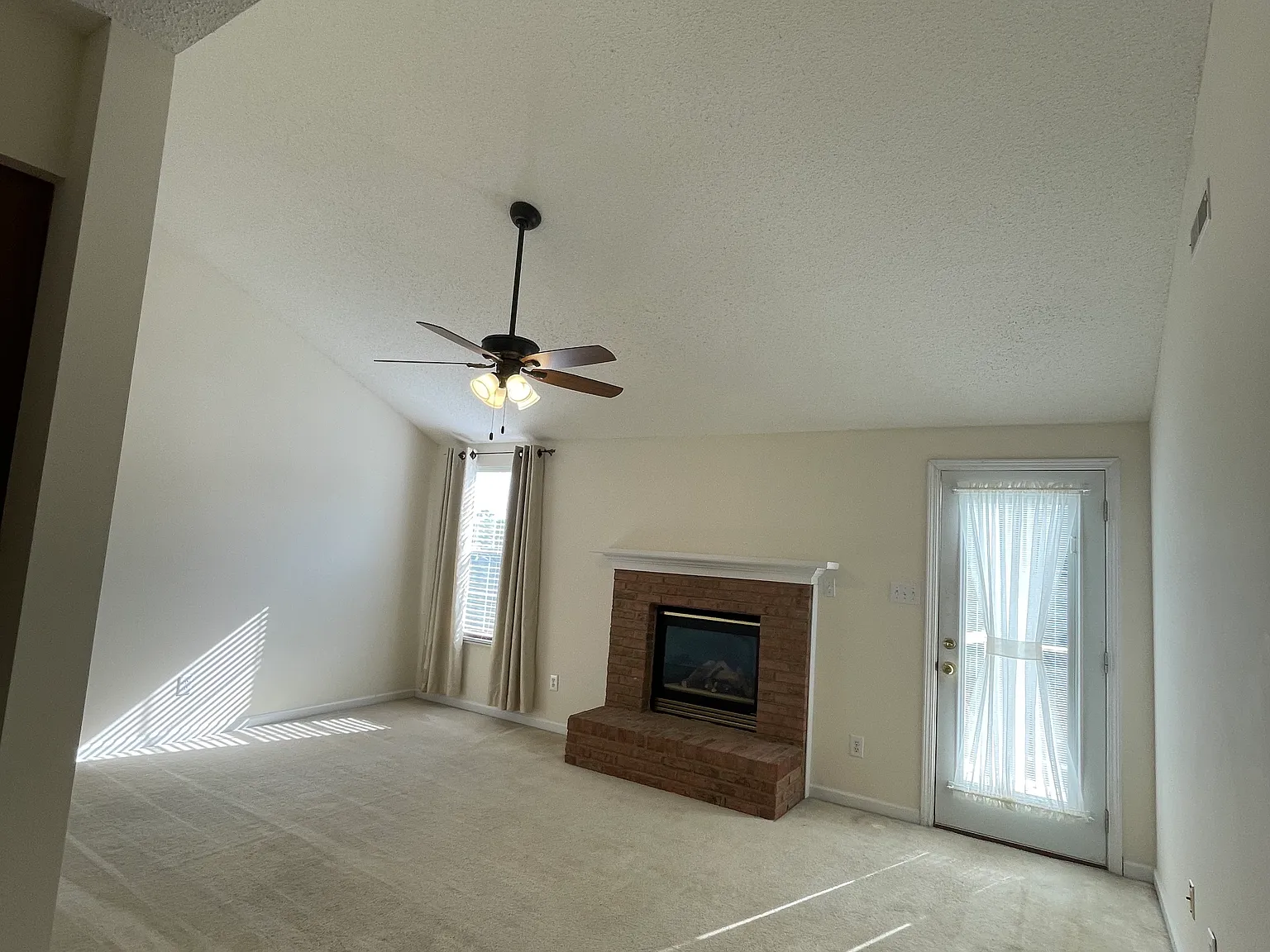 2 bed, 984 sqft, $1,800 — Photo 3