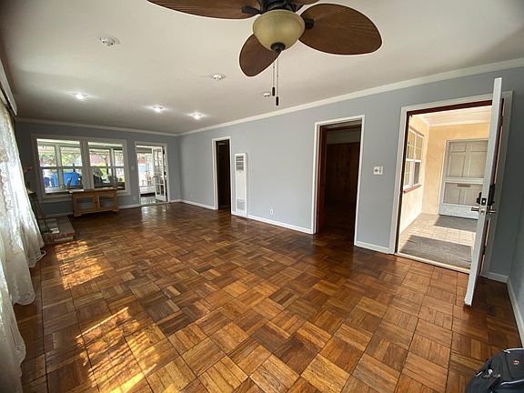 LIVING/DINING ROOM/ FRONT DOOR