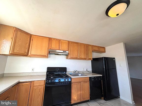2nd image of 819 Creek Rd #B
