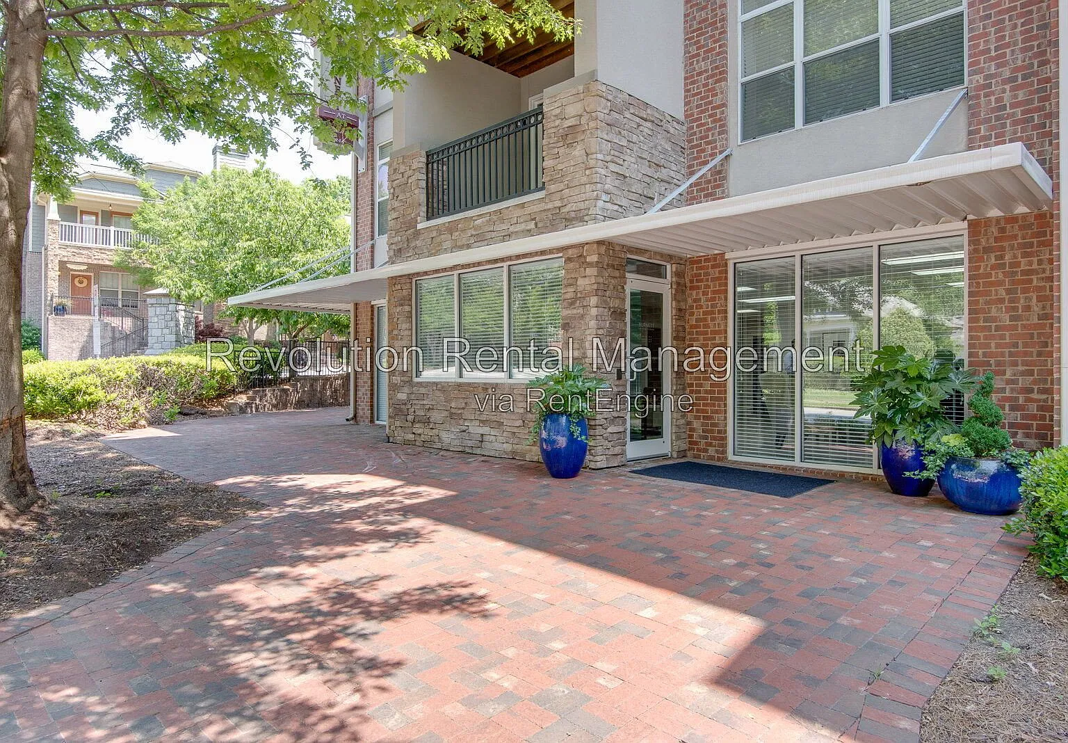 1 bed, 1.0 bath, 732 sqft, $1,950 — Photo 2