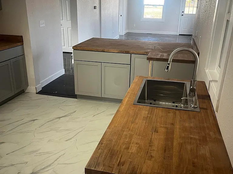 404 E Warren St — Photo 3