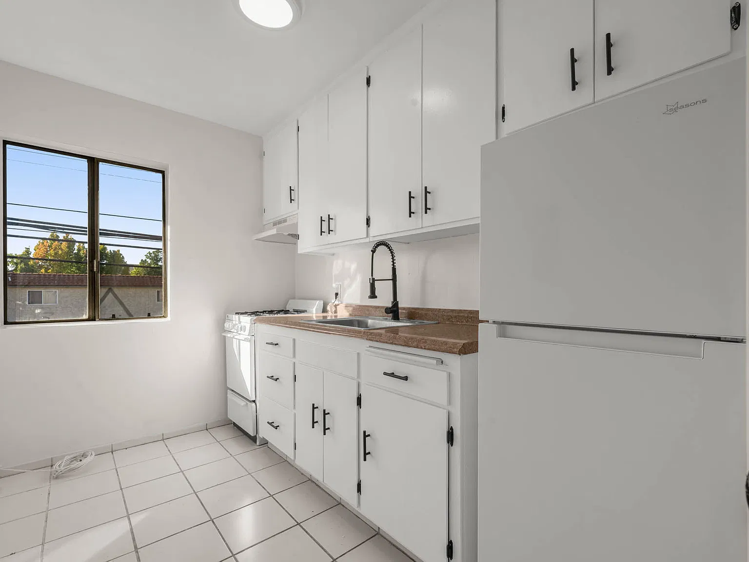 11741 Saticoy St — Photo 1