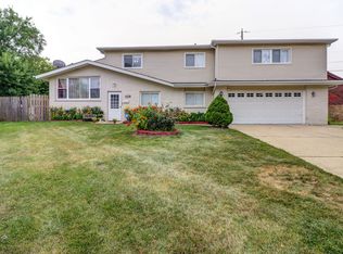 559 Waikiki Dr, Des Plaines, IL 60016