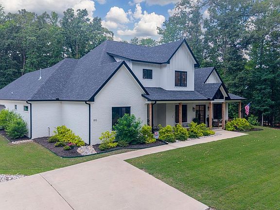 3rd image of 810 Caddo Dr