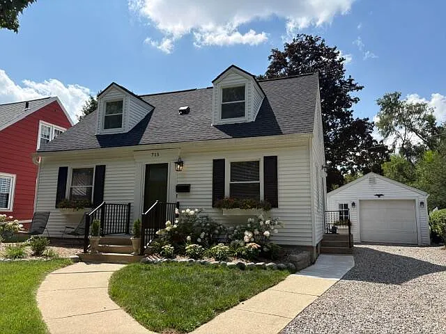 715 Linda Vista St — Photo 1