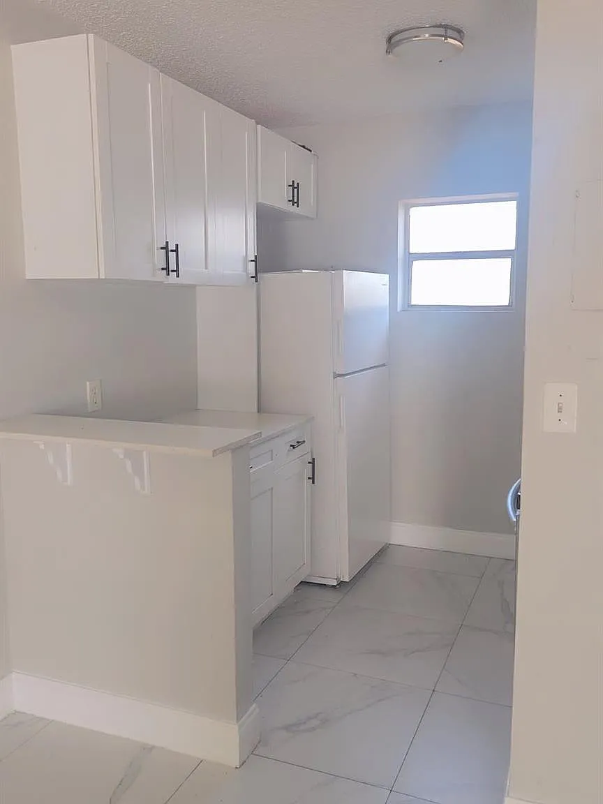 2 bed, 1.0 bath, 3808 sqft, $1,850 — Photo 3