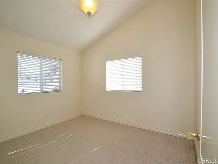 2203 Harriman #B — Photo 15