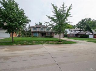 2072 E Highbury Dr S, Troy, MI 48085