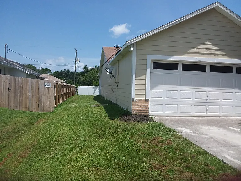 161 SW Grimaldo Ter — Photo 2
