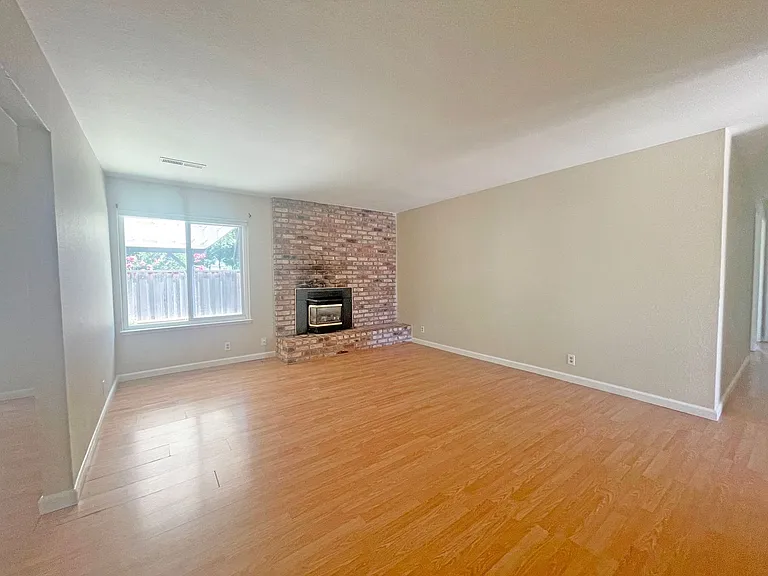 975 Perrelli St — Photo 7
