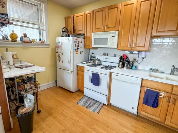 7657 N Sheridan Rd #3, Chicago, IL 60626