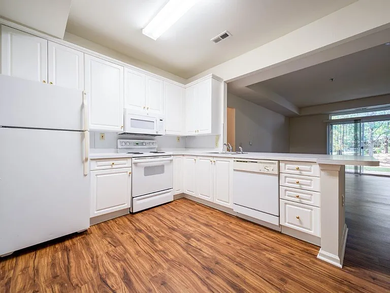 Fox Ridge and Lakeview Park Apartments — Photo 12