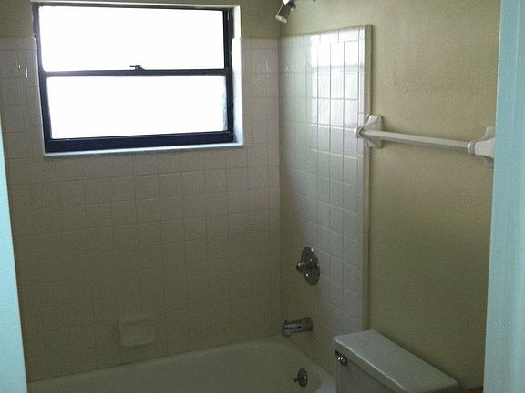 4th image of 409 Meadowood Blvd