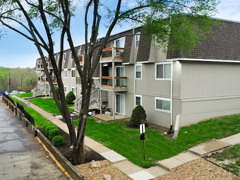 Skyline Apartments — Photo 3