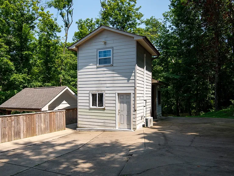 4036 Creekside Dr — Photo 45