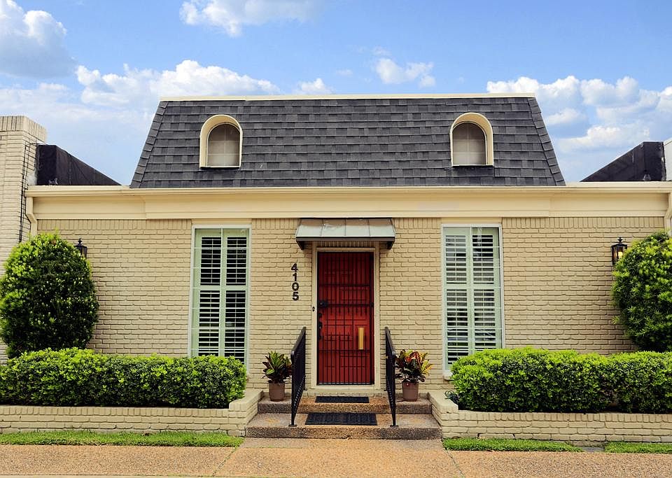 Great 3-bedroom townhouse with open living & dining located near the Medical Center!