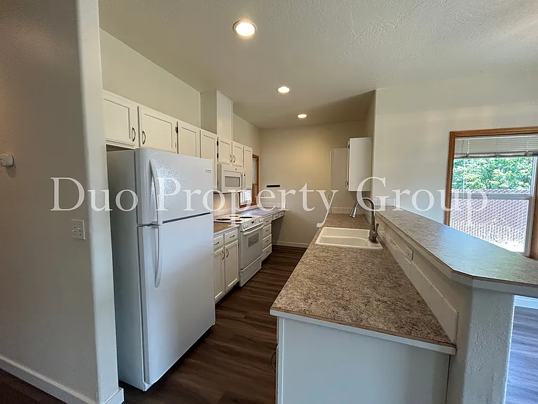 603 S 41st Ct — Photo 5