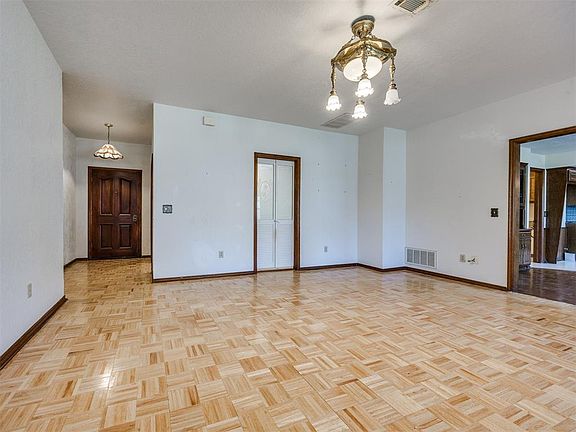 4th image of 3201 Center St