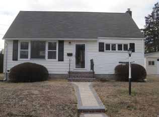 17 Leslie Ln, Massapequa, NY 11758