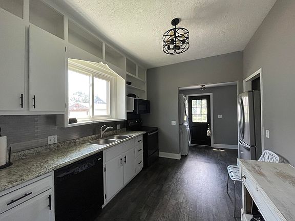 3rd image of 3609 Avenue B