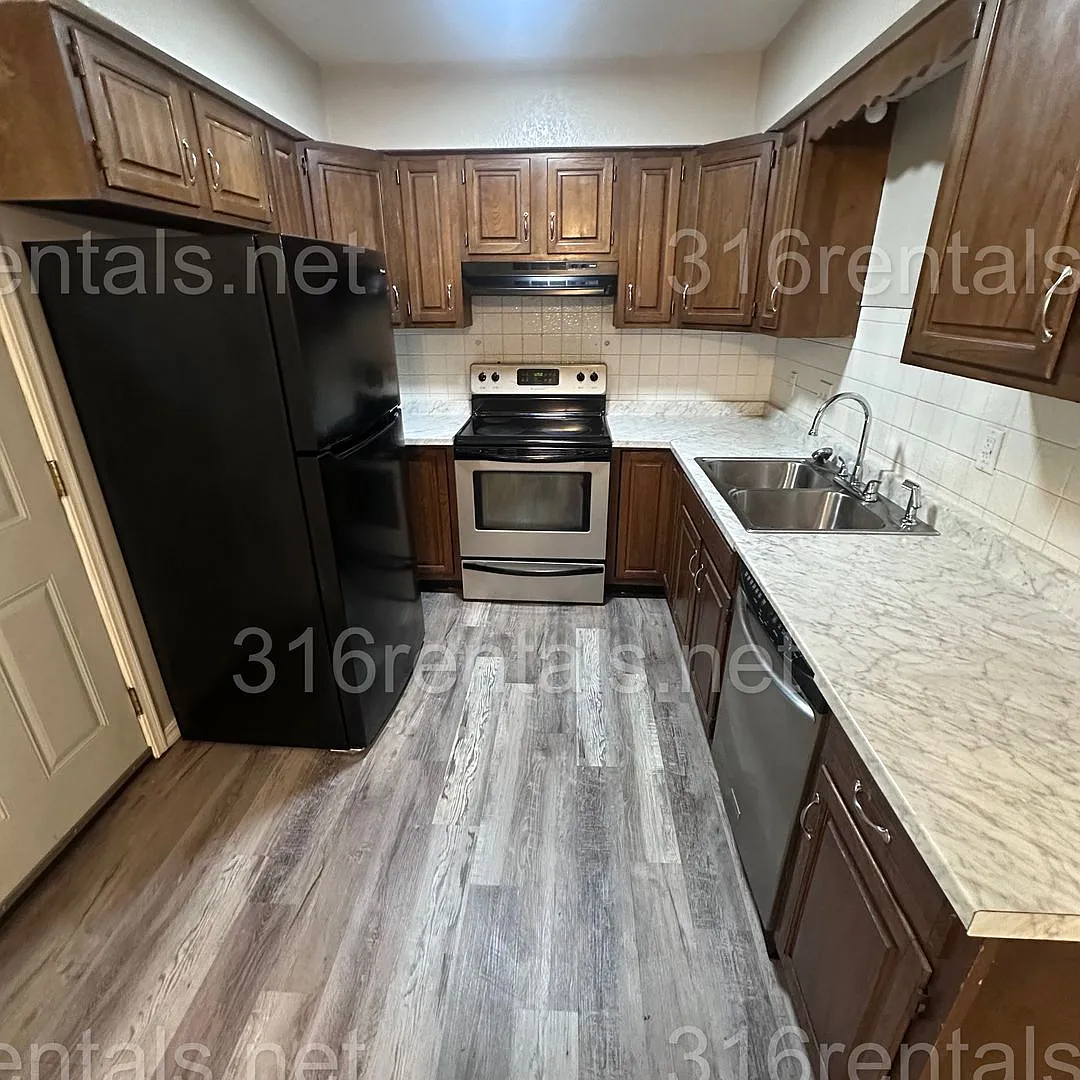 $950 - 2 bed 1.5 bath - Duplex within walking distance from Walmart — Photo 1