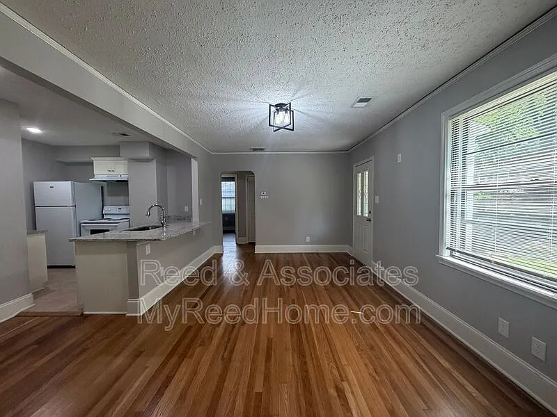 3 bed, 1.0 bath, $1,150 — Photo 3