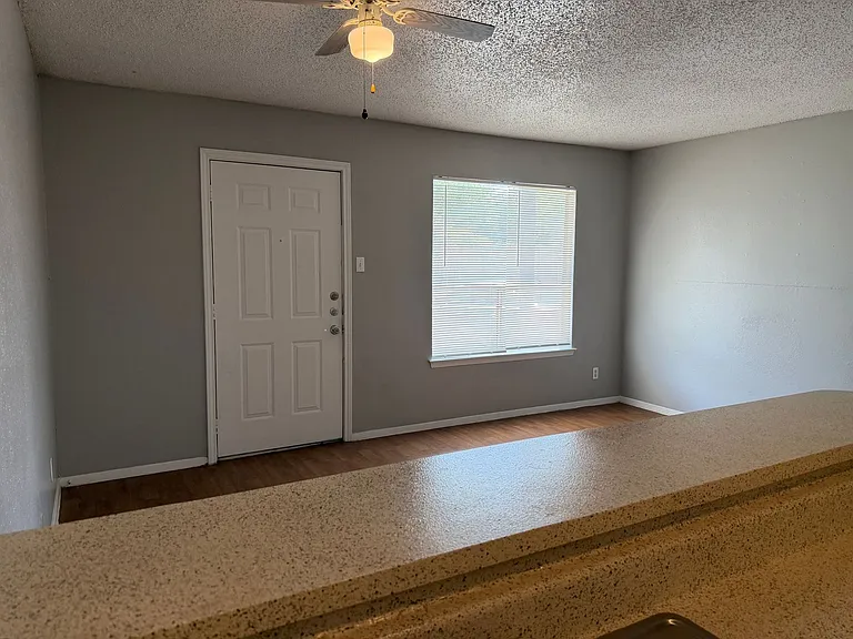 717 E Grayson St #8 — Photo 4