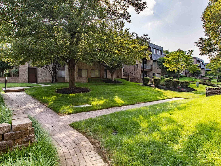 29 Stonehenge Cir #2 — Photo 35