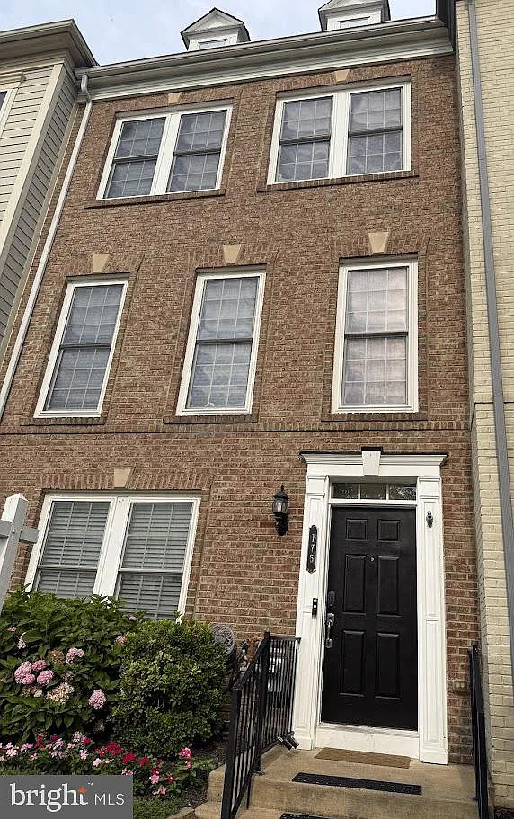 4 bed, 3.5 bath, 2204 sqft, $3,300 — Photo 2