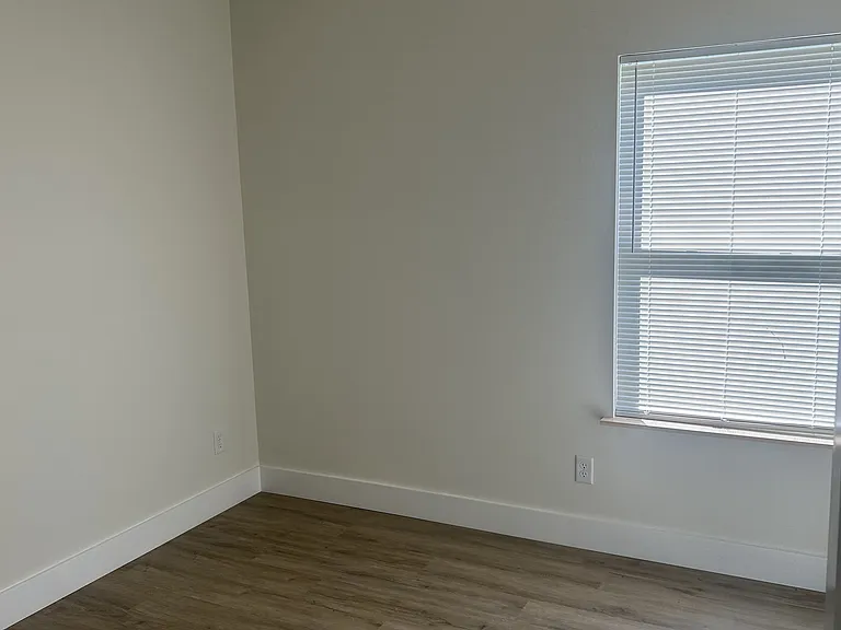 5902 Welworth Ave — Photo 12