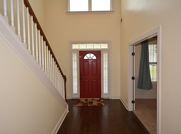 3rd image of 413 Fernhurst Ln