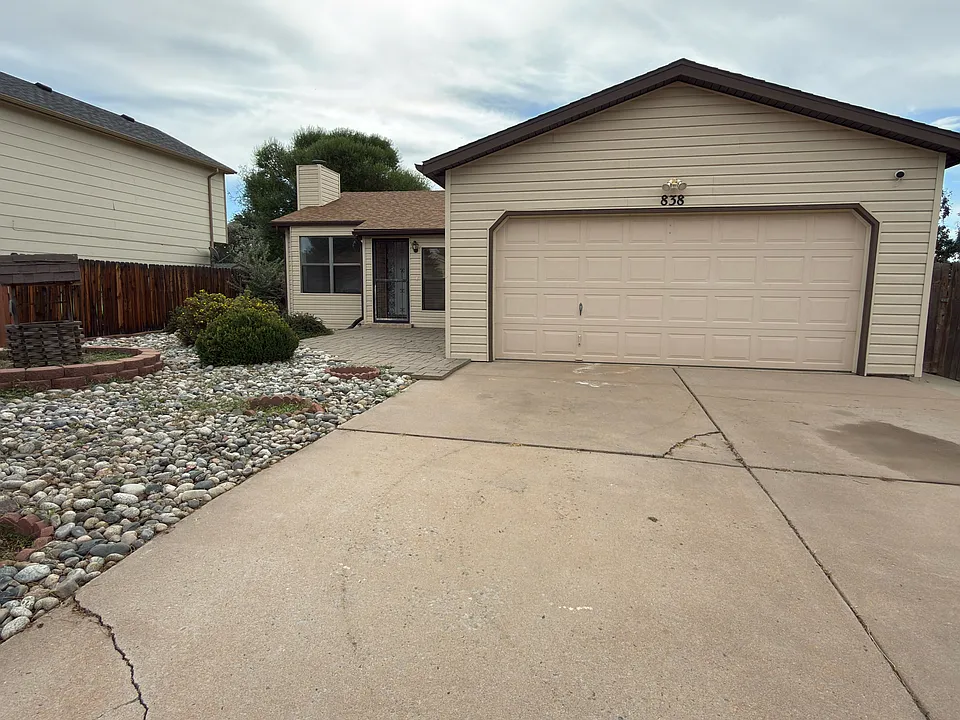 838 Daffodil St