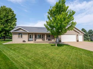 137 9th Street Cir NE, Sioux Center, IA 51250