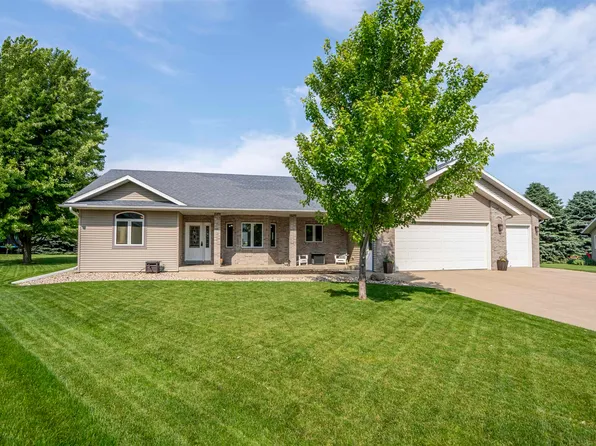 137 9th Street Cir NE, Sioux Center, IA 51250