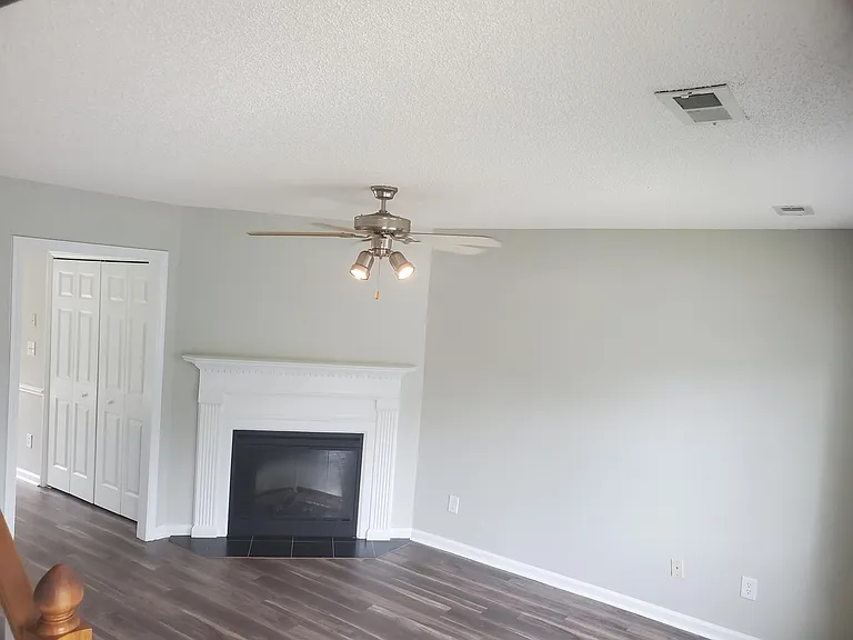 2315 Vineyard Dr #B4 — Photo 2
