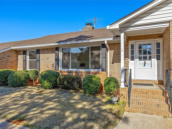 3rd image of 1305 Summers Dr