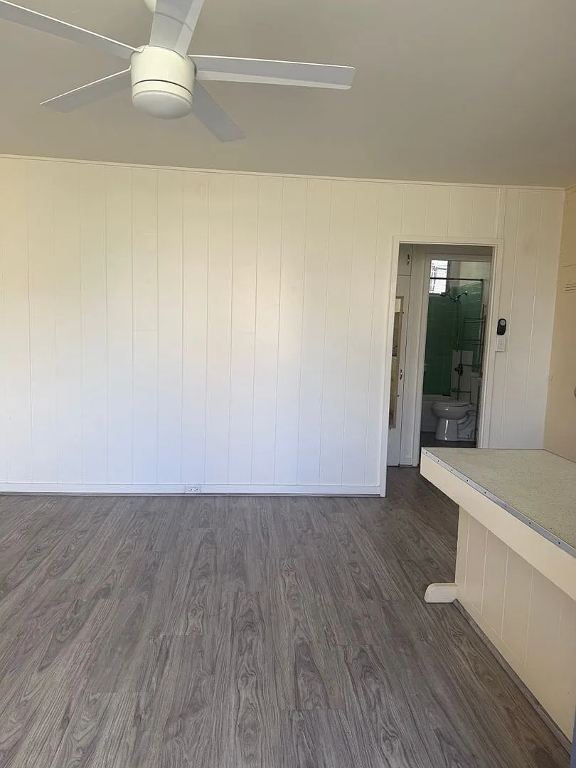 Quiet 1 Bedroom, 1 Bath with parking in McCully — Photo 2