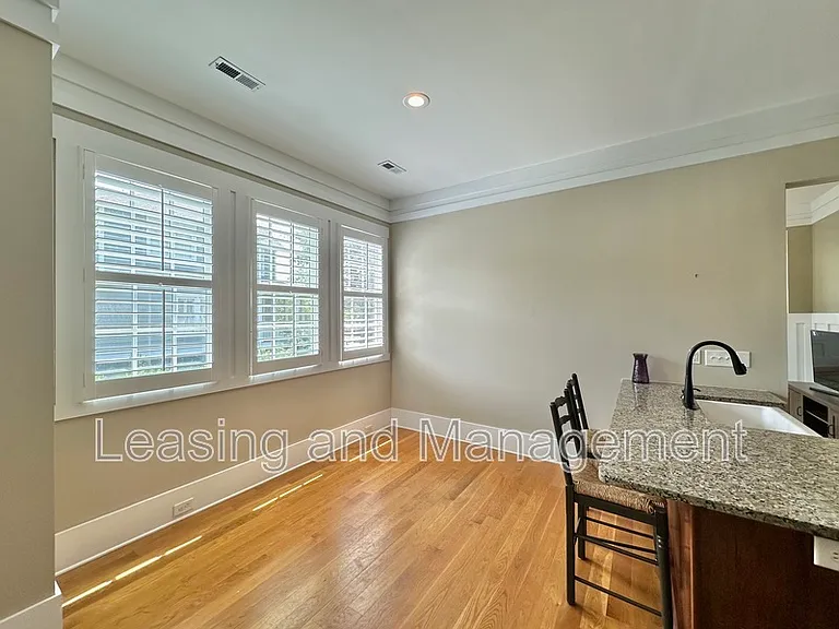76 Alberta Ave — Photo 8