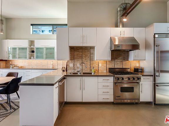 3rd image of 1152 N La Cienega Blvd APT 201