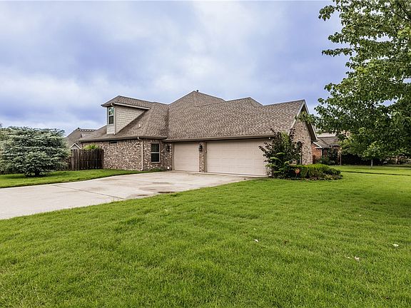 3rd image of 327 Sandstone Pl