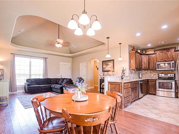 Open floor plan with vaulted ceilings