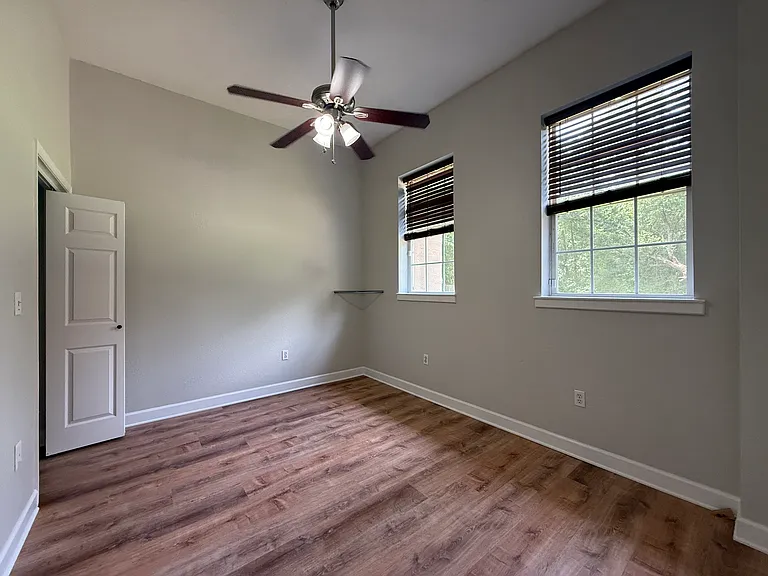 11921 Woodland Ave #B — Photo 8