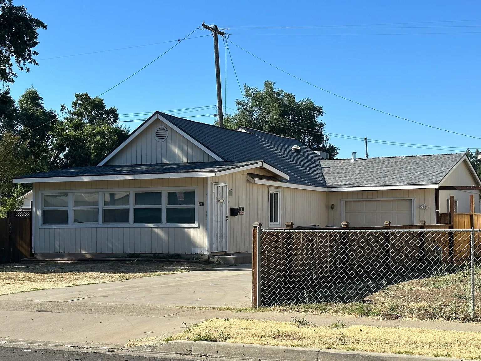4 bed, 1645 sqft, $2,400 — Photo 2